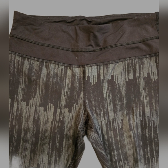 Lululemon Chic Black and Gray Patterned Leggings - Picture 3 of 4